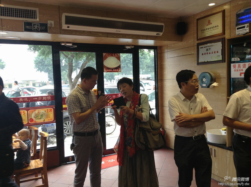 中共福州市委組織部副部長郭榮貴、臺(tái)江區(qū)委組織部部長陳高英陪同下蒞臨福州尚干餐飲管理公司寶龍店調(diào)研